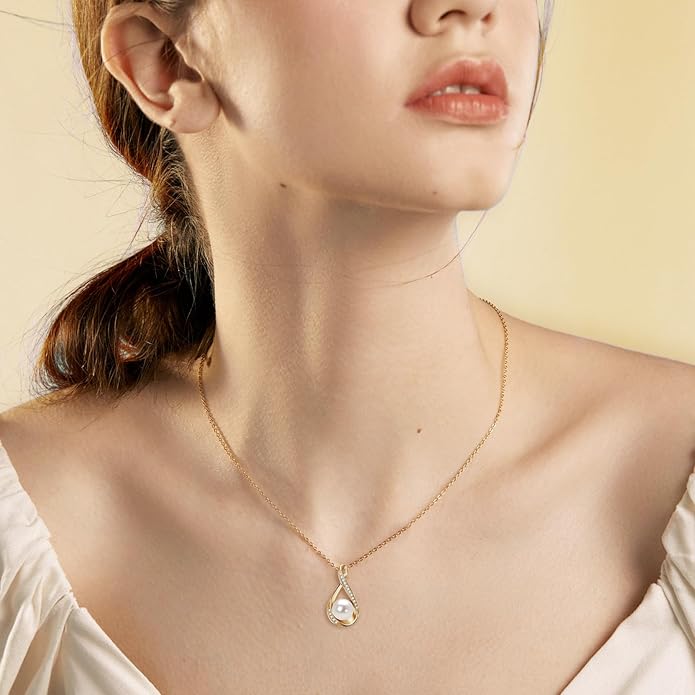Collier avec pendentif en perles d'eau douce en argent sterling et moissanite brillante